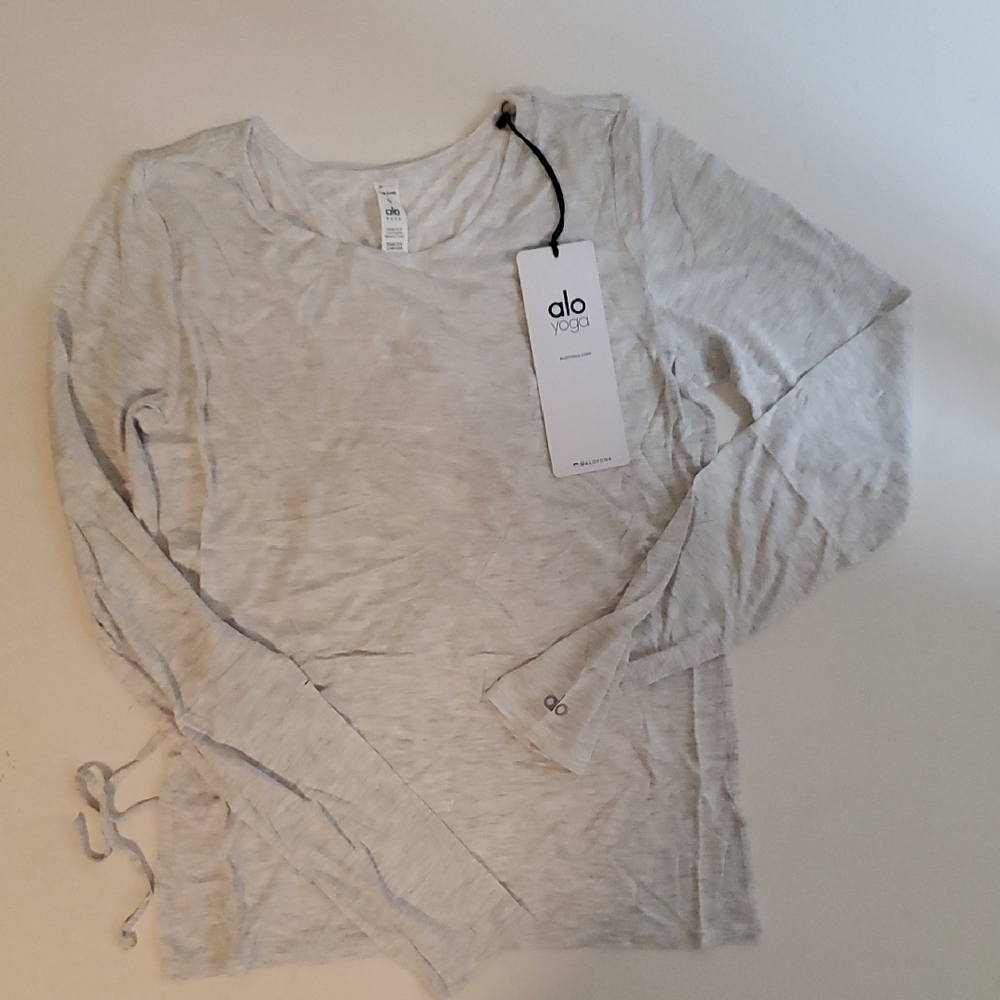 Alo Yoga Women's  Light Gray Long Sleeve Top